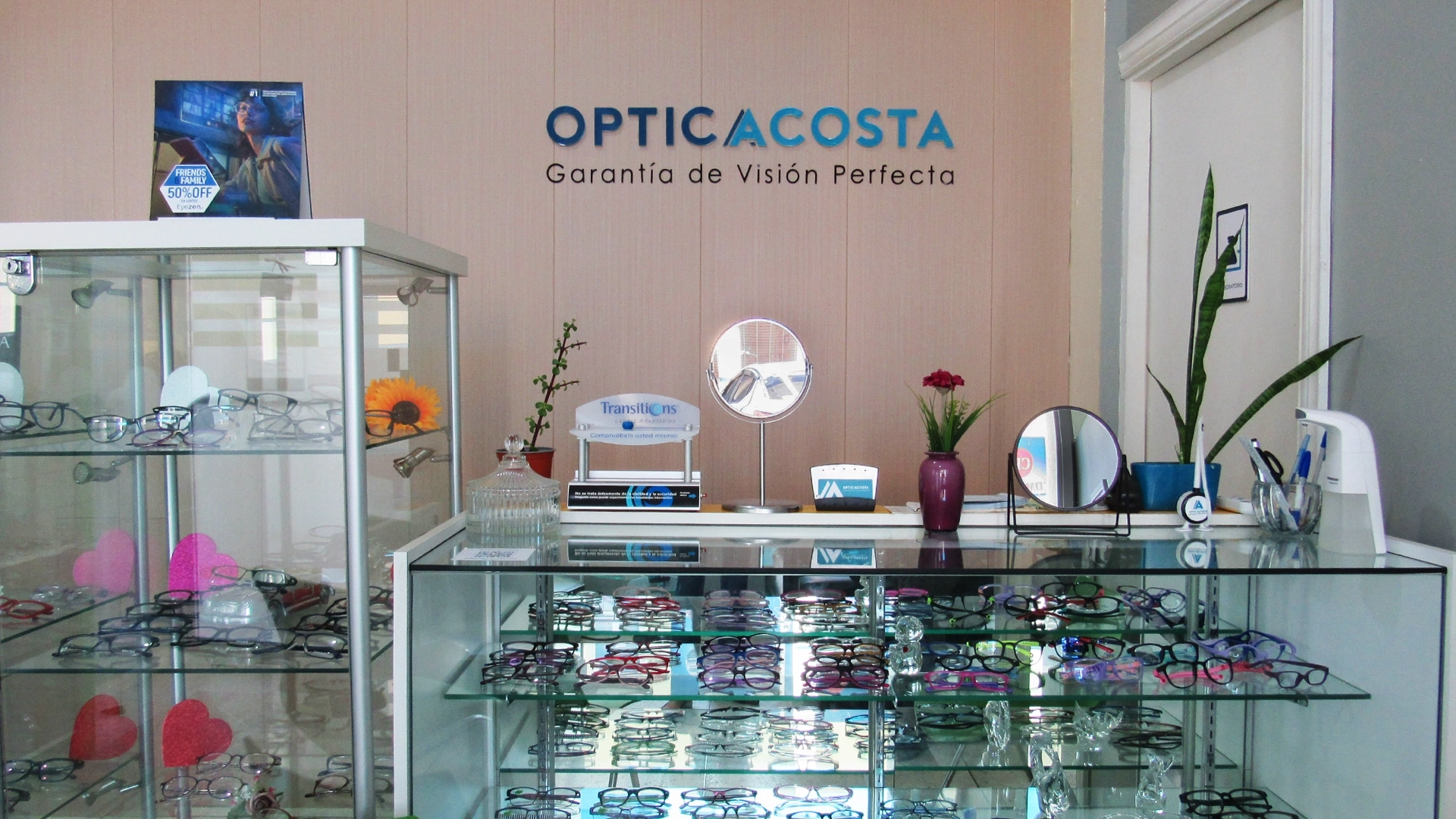 Frente de la Optica Acosta